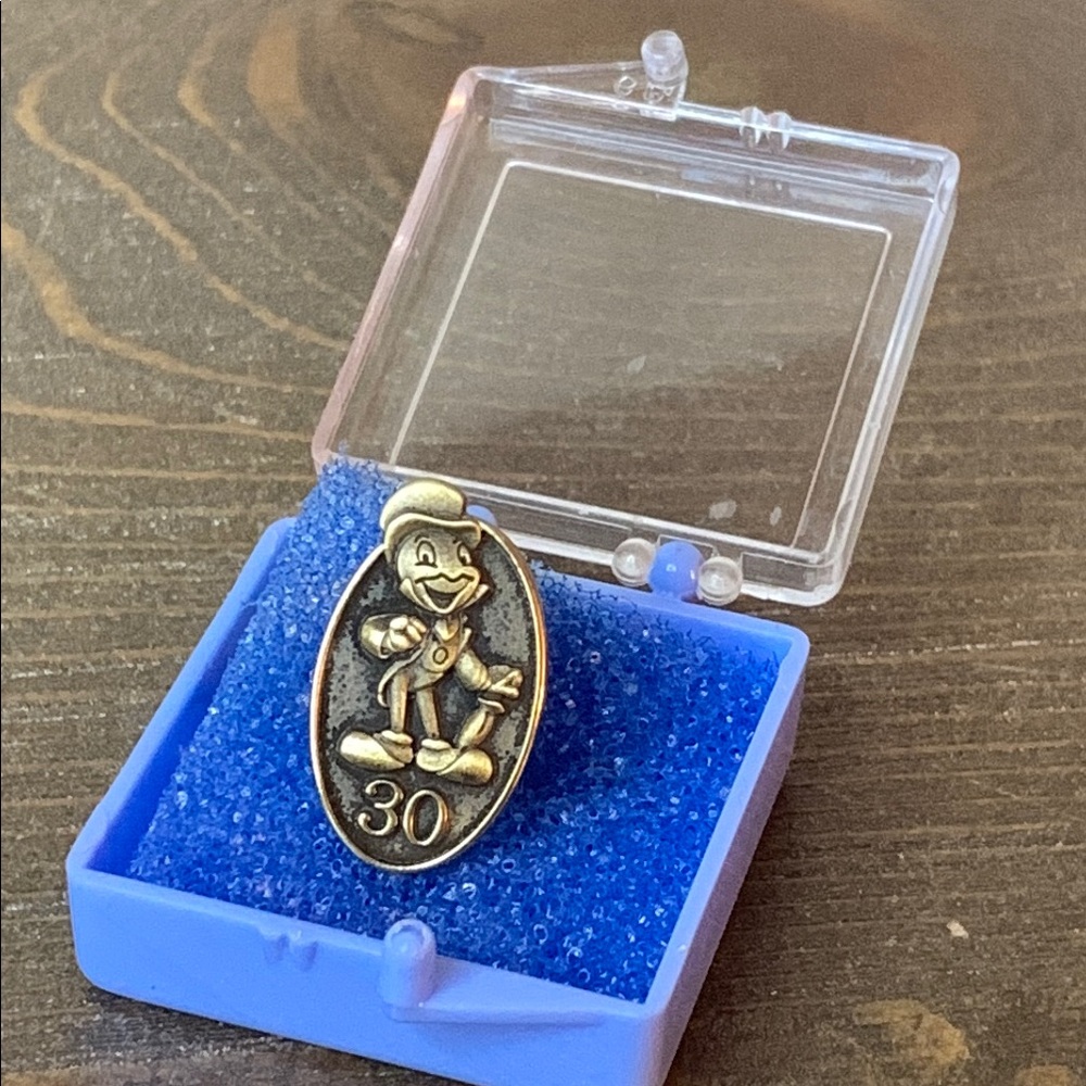 Disney Jiminy Cricket 30 Year Cast Exclusive Member Pin Original Box AUTHENTIC - Picture 1 of 7